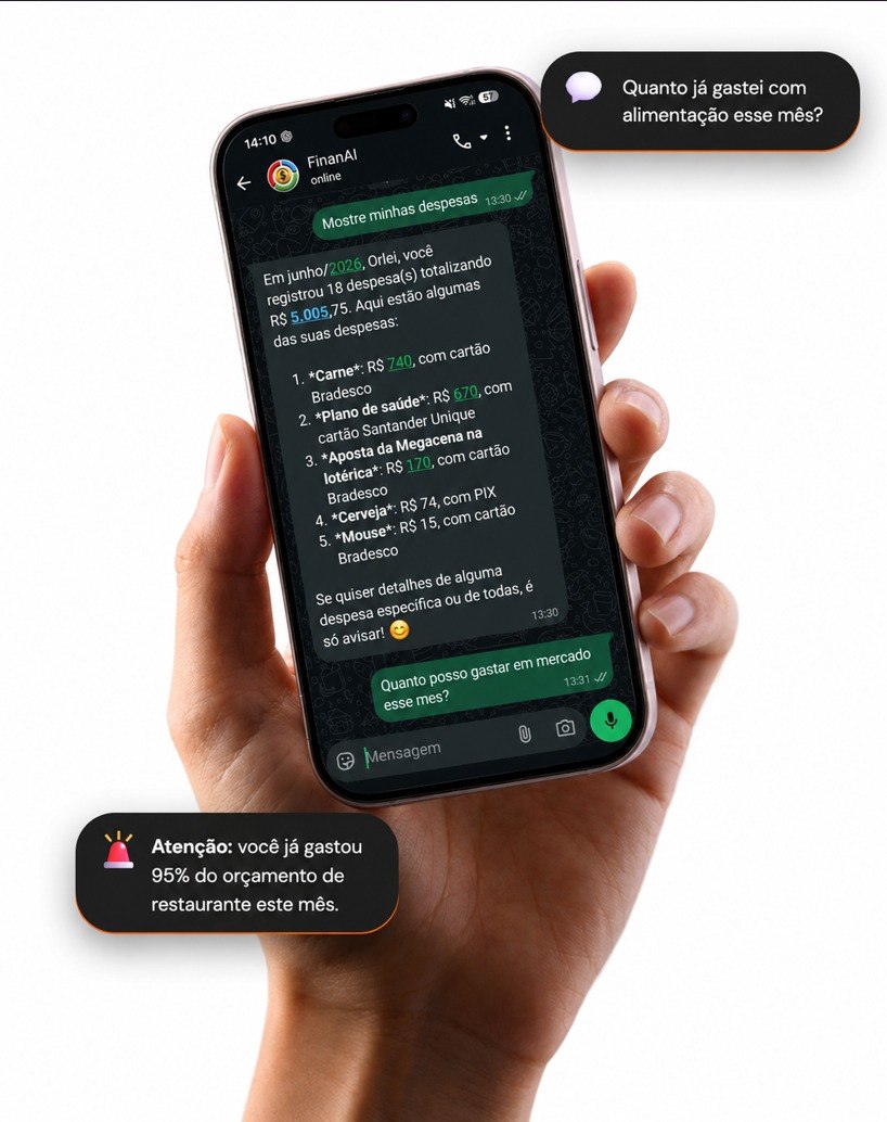 Celular na mão com conversa da FinanIA no WhatsApp